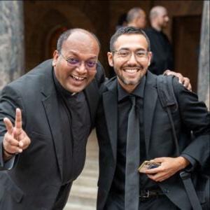 神学院学生胡安巴勃罗·马西亚斯(拉斯维加斯大主教管区)和西尔维斯特·罗萨里奥(西雅图大主教管区)在暑假后在十大网投靠谱网站首页登录见面，迎接新的一年, 8月28日, 2023